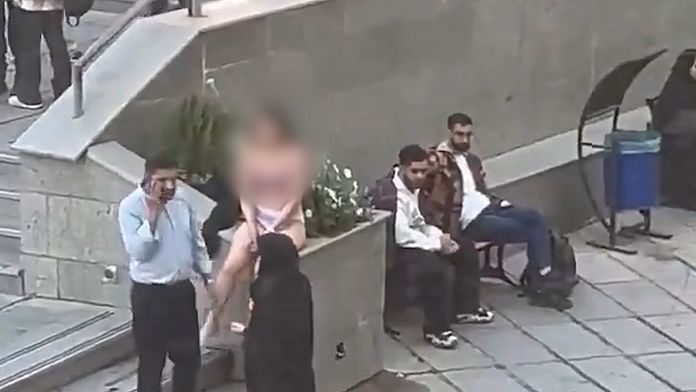 Иран: студентка арестована после "голого" протеста в кампусе университета