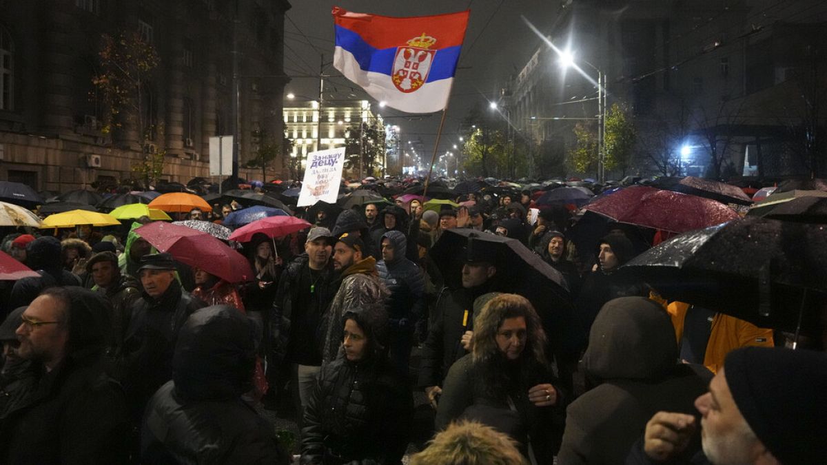 Сербия арестовала 11 человек из-за смертельного обрушения крыши на железнодорожном вокзале