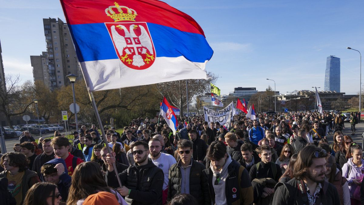 Километры протеста: студенты Сербии идут маршем в Нови-Сад