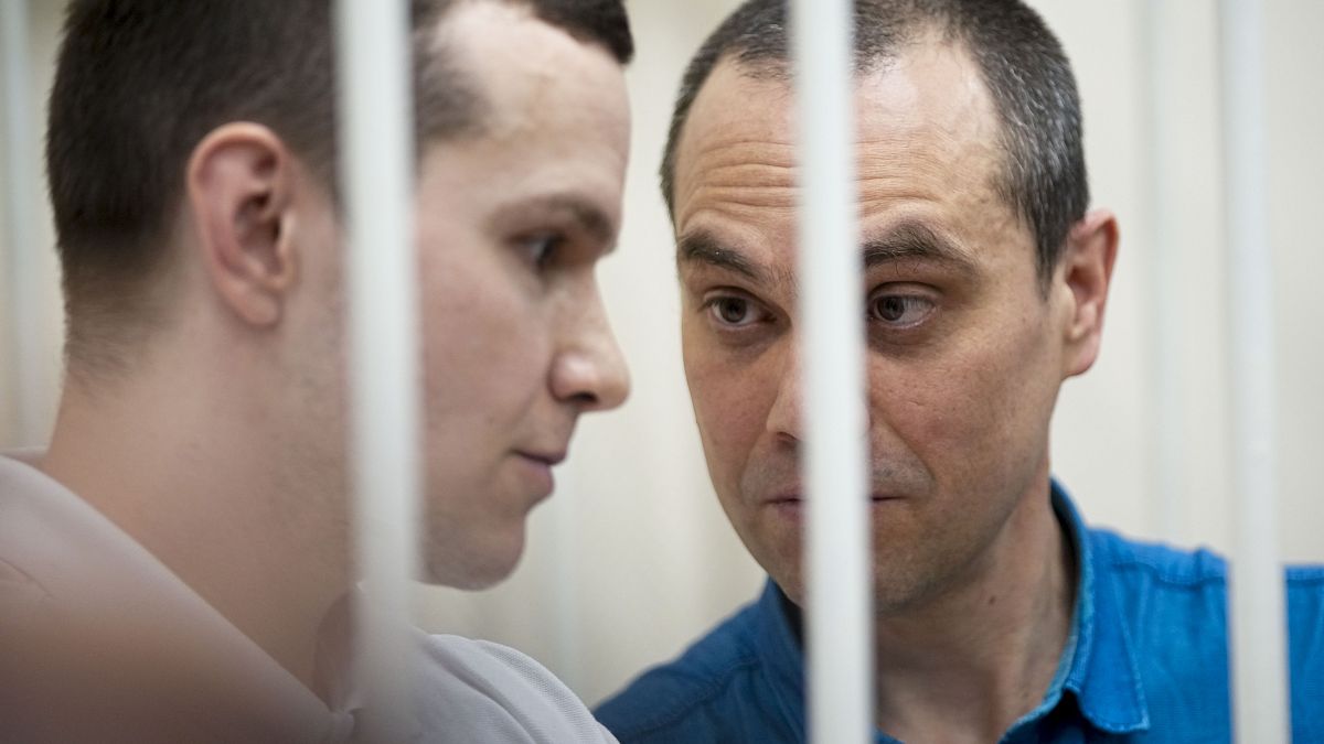 Трое адвокатов Навального приговорены к тюремным срокам за “экстремистское сообщество”