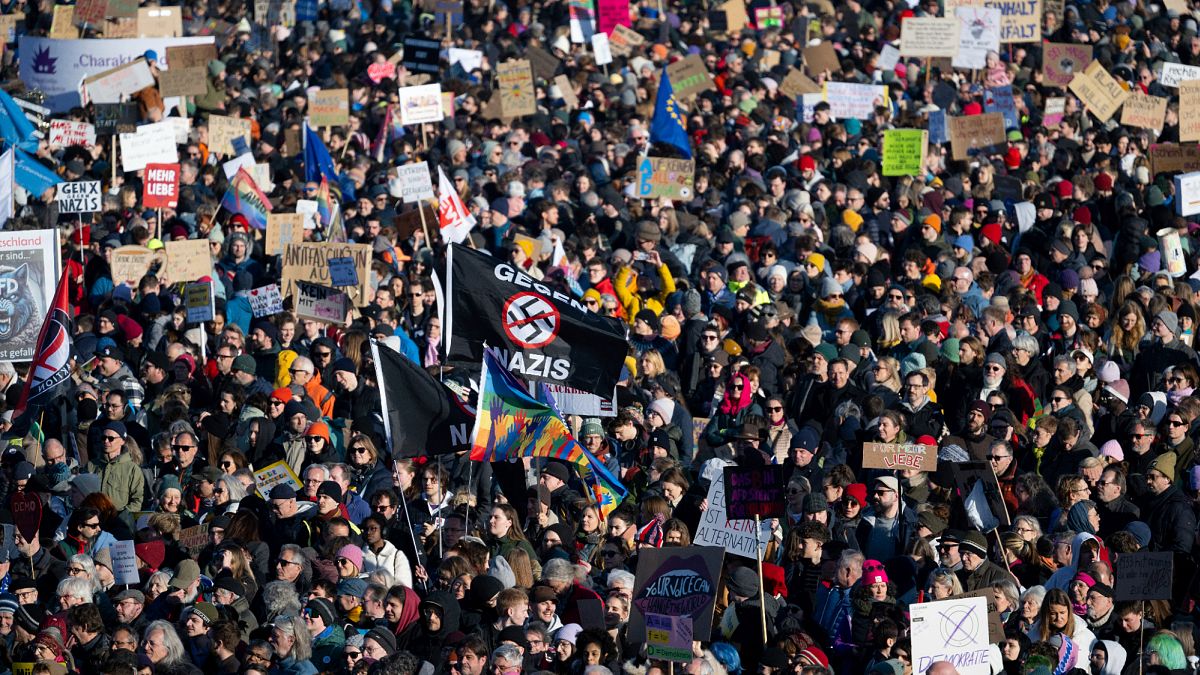 Тысячи людей протестуют против ультраправого экстремизма в Германии перед внеочередными выборами