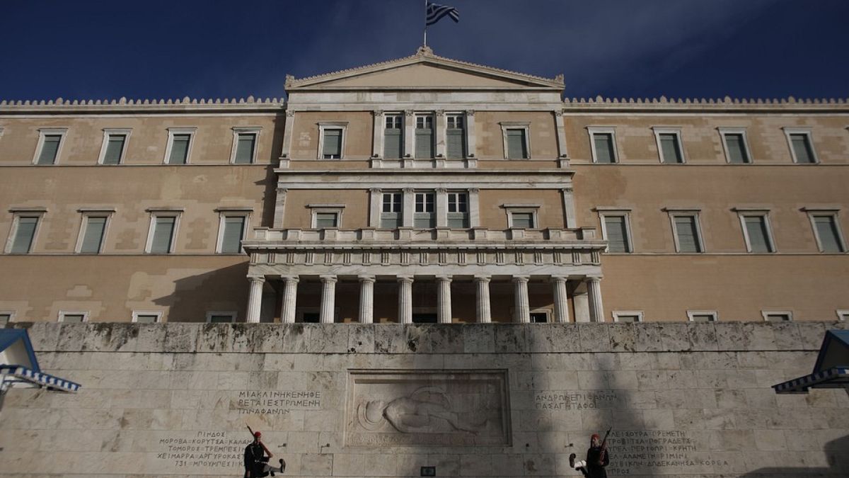 Афины: парламент Греции закрыт после сообщения о заложенной бомбе