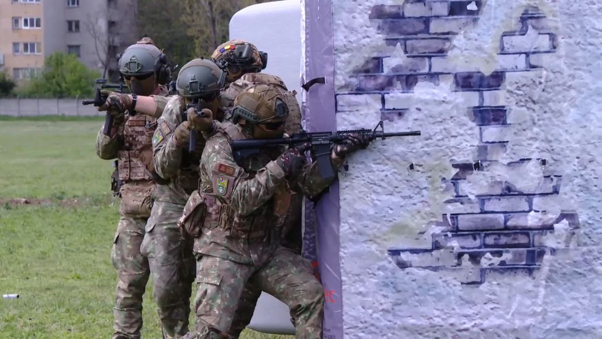 Румынская армия отрабатывает в Бухаресте технику ведения уличного боя