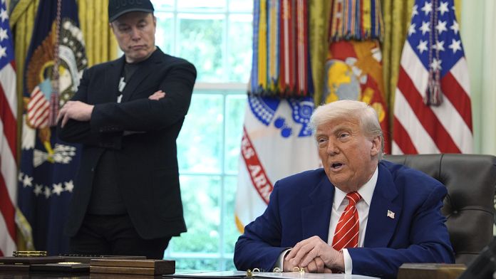 "Илон на самом деле не уходит". Трамп устроил проводы Маску в Овальном кабинете