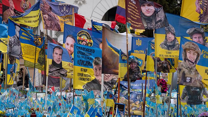 Война оставляет свой след во Львове через могилы и скорбь