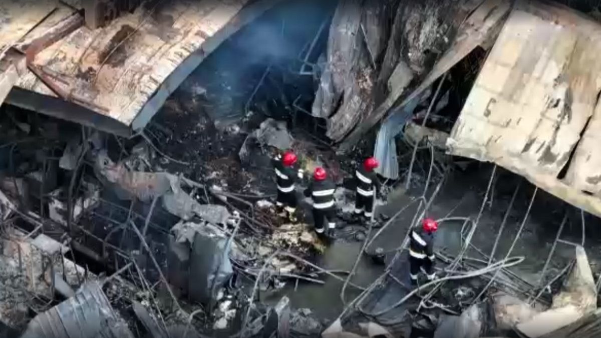 Крупный пожар на рынке в Тбилиси уничтожил торговые павильоны
