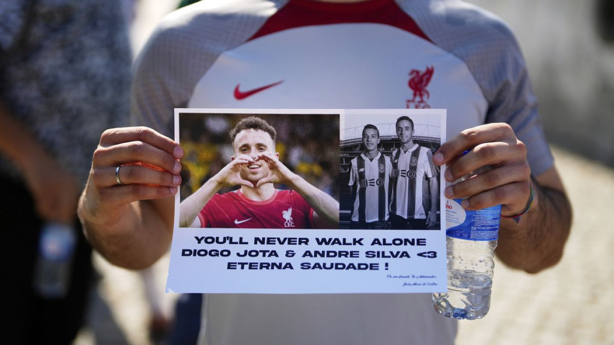 You’ll Never Walk Alone: тысячи людей собрались на прощание с Диогу Жотой и Андре Силвой
