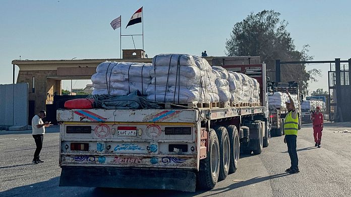 Грузовики с гуманитарной помощью направляются в Газу Грузовики с гуманитарной помощью направляются в Газу