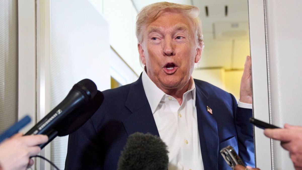 Трамп утверждает, что Эпштейн “уводил” молодых сотрудниц с его курорта Мар-а-Лаго