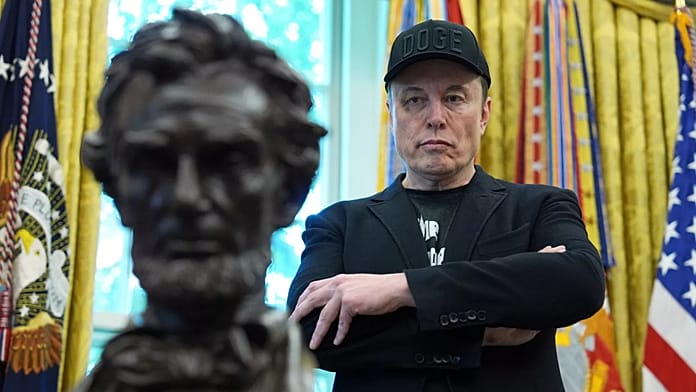 Маск назвал Фаража "слабаком" после обещания депортировать нелегалов из Великобритании Маск назвал Фаража "слабаком" после обещания депортировать нелегалов из Великобритании